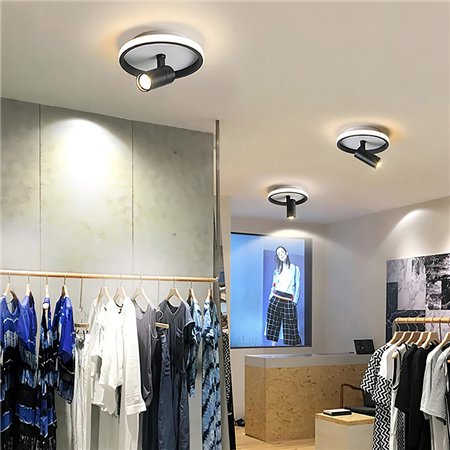 Led plafonjera u prostoru.